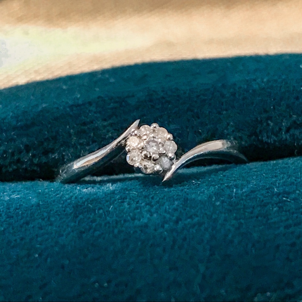 10k White Gold Diamond Cluster Ring (Size 5.5)